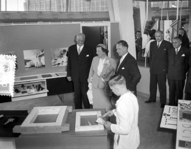 Werkbezoek Koningin aan Rotterdam (Bouwcentrum), Bestanddeelnr 907-7650