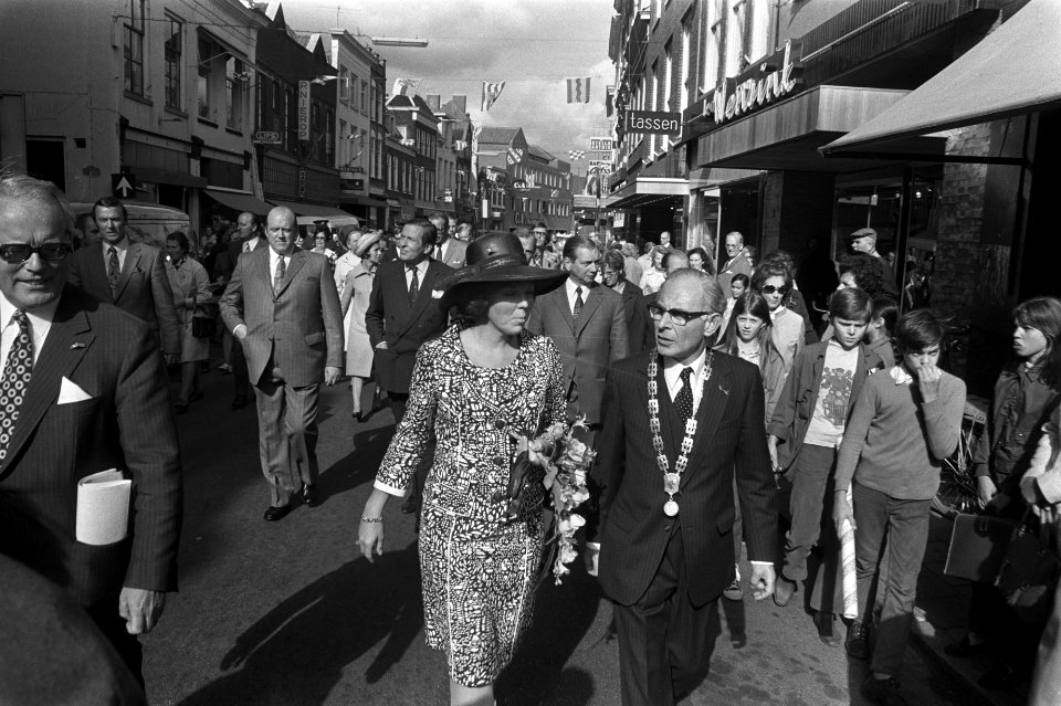Werkbezoek Beatrix en Claus aan provincie Utrecht, Beatrix en Claus tijdens wand, Bestanddeelnr 925-8253