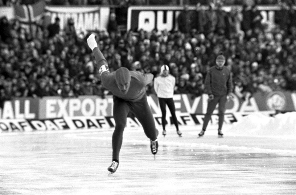 Wereldkampioenschappen schaatsen (heren) te Deventer Ard Schenk steunt op Pfromm, Bestanddeelnr 922-1092