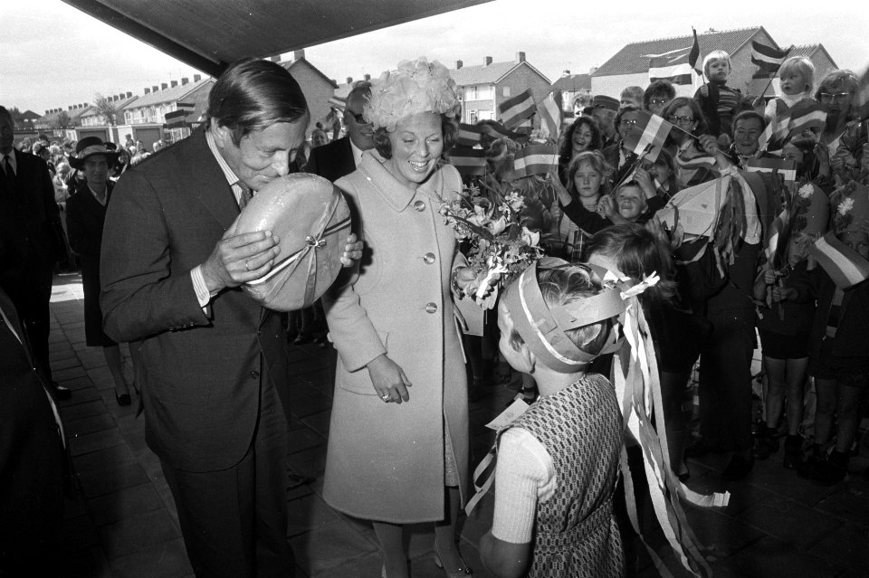 Werkbezoek Beatrix en Claus aan provincie Utrecht, Beatrix en Claus krijgen kaas, Bestanddeelnr 925-8221
