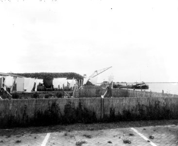 Werk aan sluiswerken Lelystad, versterken dijk, Bestanddeelnr 907-4131