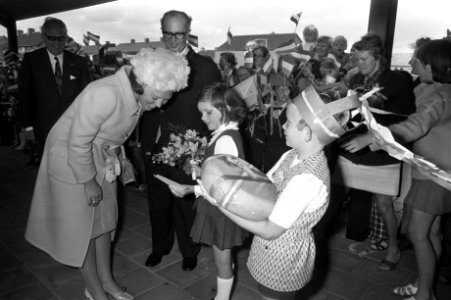Werkbezoek Beatrix en Claus aan provincie Utrecht, Beatric en Claus krijgen kaas, Bestanddeelnr 925-8222