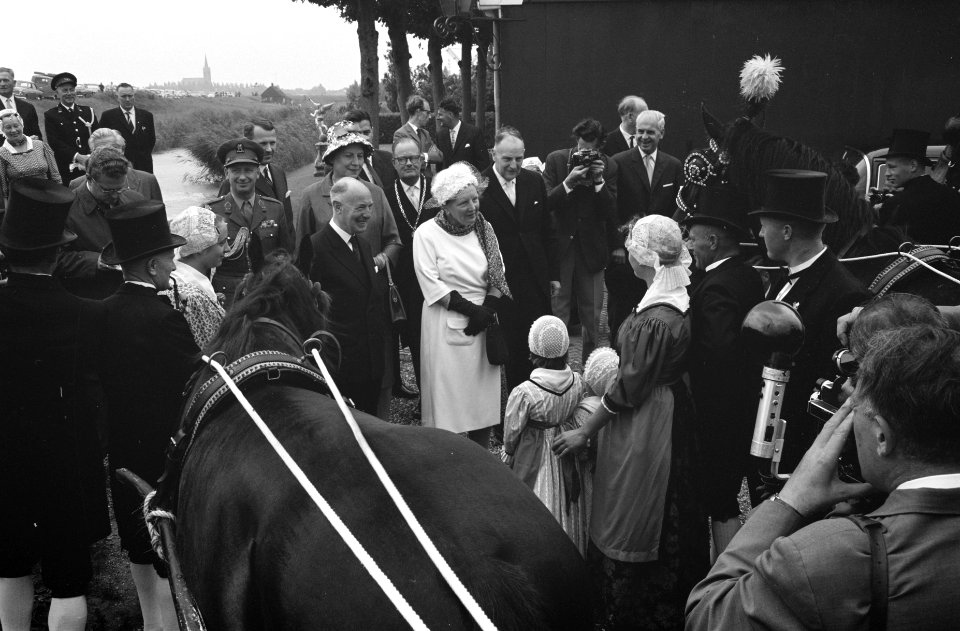 Werkbezoek H M de Koningin aan provincie Noord-Holland, Bestanddeelnr 912-7233