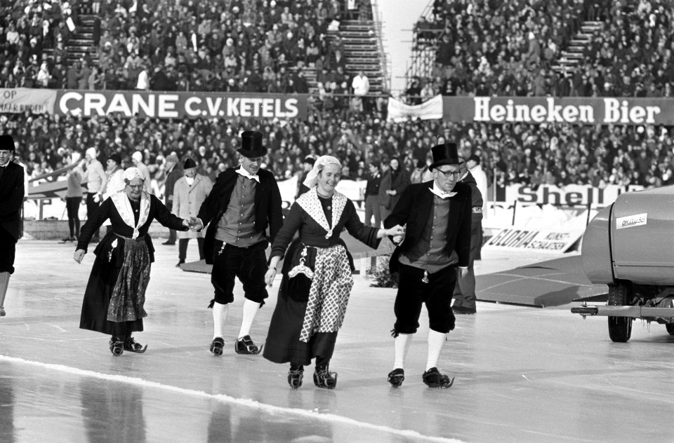Wereldkampioenschappen schaatsen (heren) te Deventer schaatsers in folkloristisc, Bestanddeelnr 922-1116
