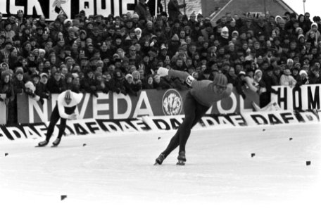 Wereldkampioenschappen schaatsen (heren) te Deventer nr. 5 M. Thomassen (recht, Bestanddeelnr 922-1111