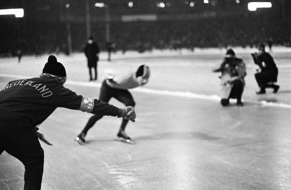 Wereldkampioenschappen schaatsen heren allround in Oslo. Coach Wim de Graaff gee, Bestanddeelnr 920-0620