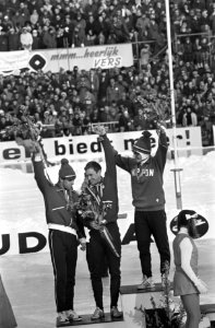 Wereldkampioenschappen schaatsen (heren) te Deventer Huldiging 500 meter v.l.n, Bestanddeelnr 922-1115