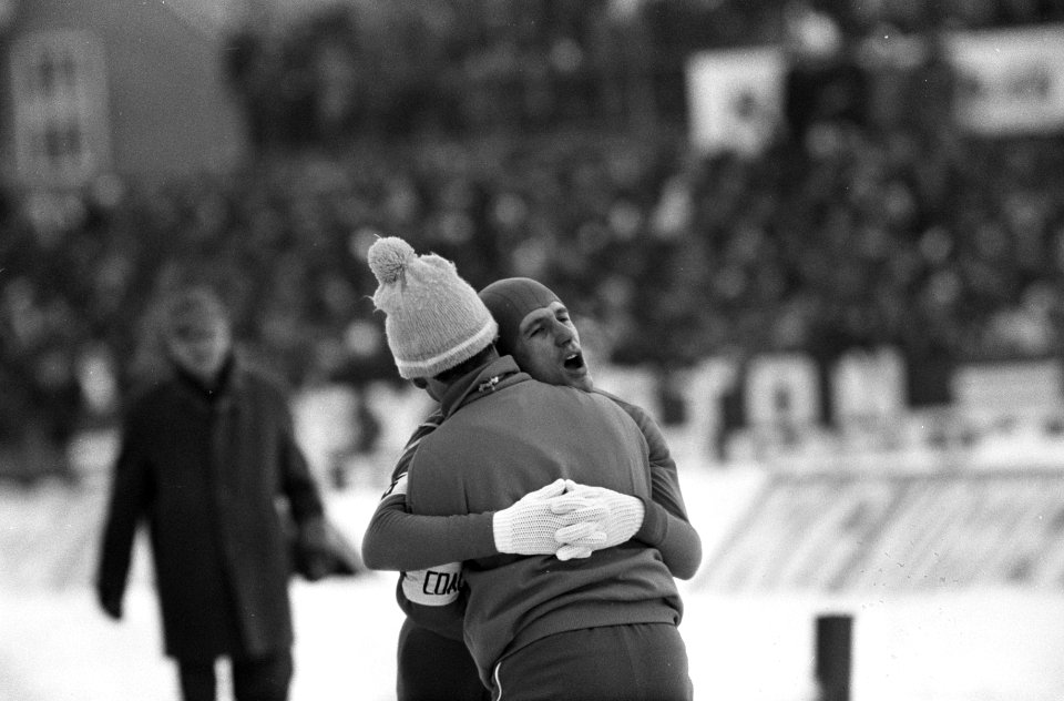 Wereldkampioenschappen schaatsen (heren) te Deventer een uitgeputte Kees Verkerk, Bestanddeelnr 922-1088