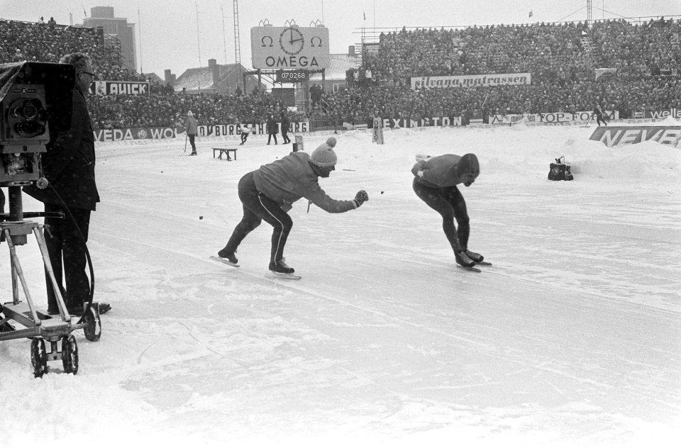 Wereldkampioenschappen schaatsen (heren) te Deventer Pfrommer geeft Verkerk aanw, Bestanddeelnr 922-1105