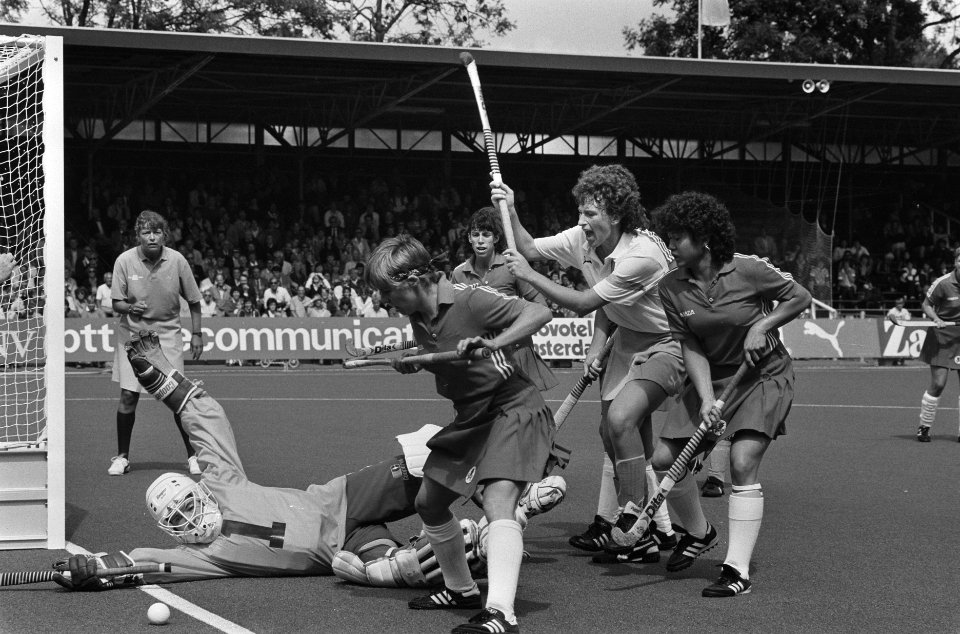 Wereldkampioenschappen hockey dames Nederland-Canada Marjan Eijsvogel (r) mist, Bestanddeelnr 933-7320