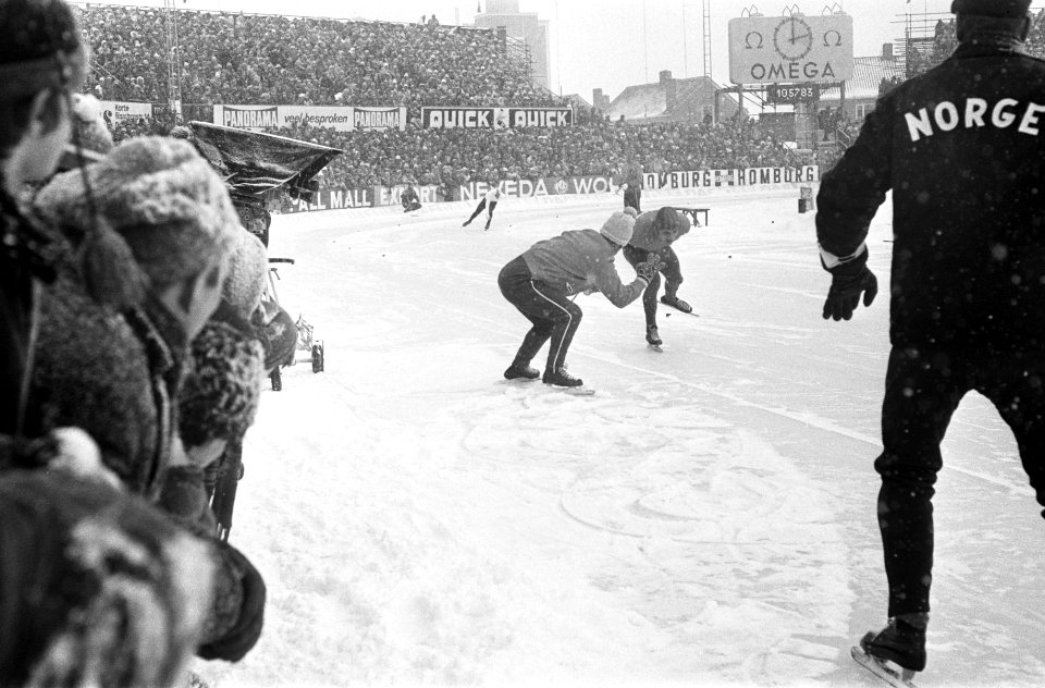 Wereldkampioenschappen schaatsen (heren) te Deventer nr. 11 Verkerk (links) en, Bestanddeelnr 922-1106