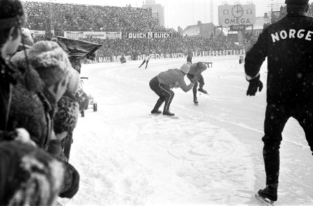 Wereldkampioenschappen schaatsen (heren) te Deventer nr. 11 Verkerk (links) en, Bestanddeelnr 922-1106
