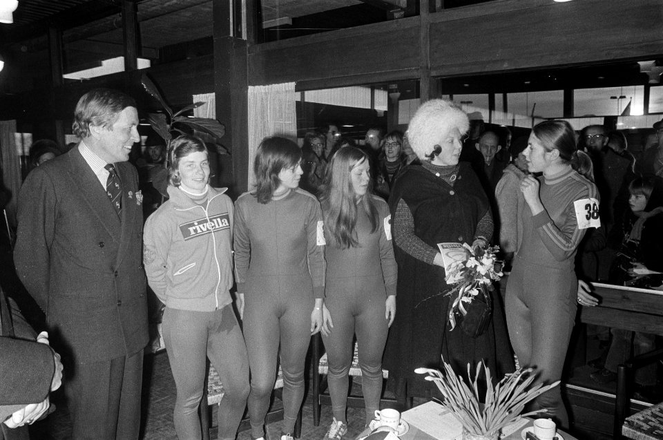 Wereldkampioenschappen schaatsen dames in Assen aankomst Beatrix en Claus en bl, Bestanddeelnr 927-7718
