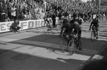 Wereldkampioenschappen wielrennen te Ronse. Profs. Finish rechts op voorgrond Be, Bestanddeelnr 915-4187
