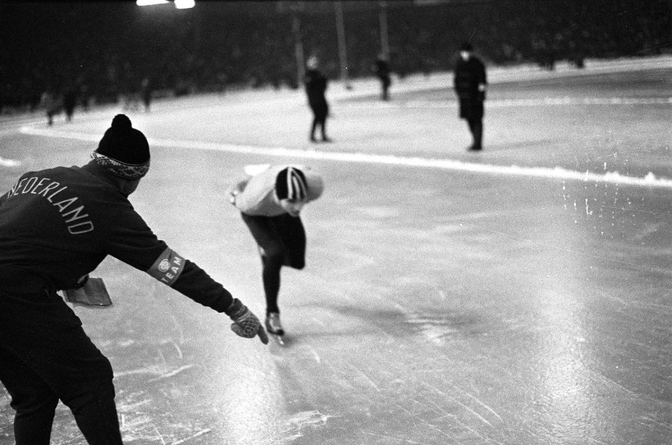 Wereldkampioenschappen schaatsen heren allround in Oslo. Coach Wim de Graaff gee, Bestanddeelnr 920-0618