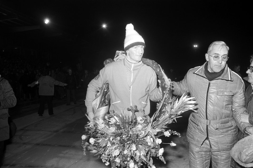 Wereldkampioenschappen schaatsen in Heerenveen 17 Piet Kleine op de schouders , Bestanddeelnr 928-4398