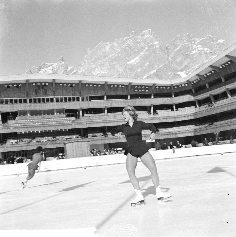 Wereldkampioenschappen kunstrijden te Cortina dAmpezzo. Sjoukje Dijkstra in haa, Bestanddeelnr 914-8851