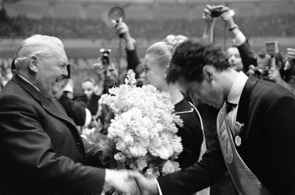 Wereldkampioenschappen kunstrijden te Dortmund, Erhard feliciteert het paar, Bestanddeelnr 916-1394