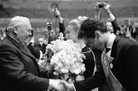 Wereldkampioenschappen kunstrijden te Dortmund, Erhard feliciteert het paar, Bestanddeelnr 916-1394