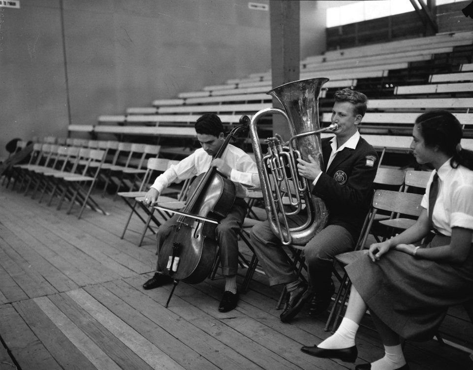 Wereldmuziekconcours 1958 te Kerkrade, links Raphael Sommer (cello) , rechts Uri, Bestanddeelnr 909-7570