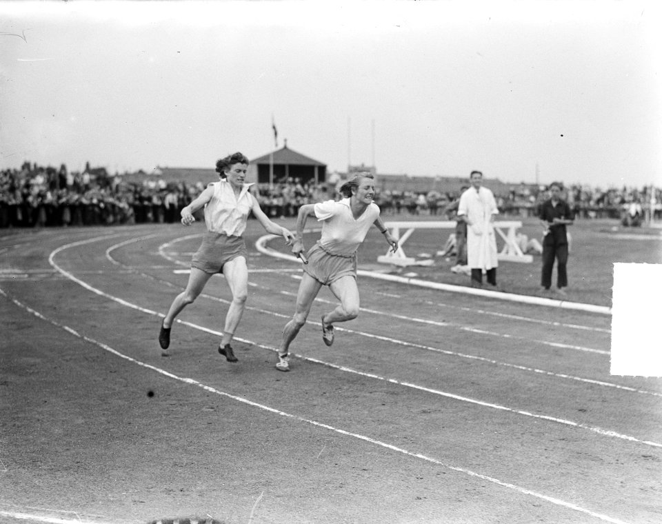 Wereldrecordpoging 4x110 yards. Fanny Blankers-Koen neemt als laatste loopster h, Bestanddeelnr 904-0993