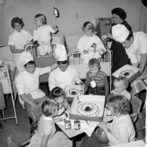 Wereldspaardag, feest in het Emmakinderziekenhuis te Amsterdam, Bestanddeelnr 914-4559