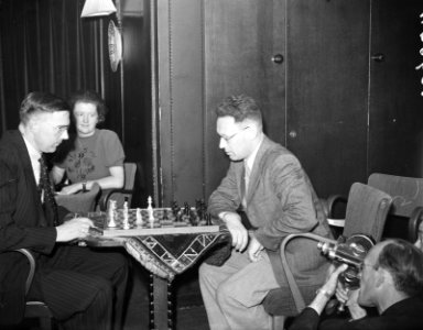 Wereldschaaktoernooi. Links dr. Max Euwe, rechts Michael Botwinnik, resp. tweede, Bestanddeelnr 934-5060