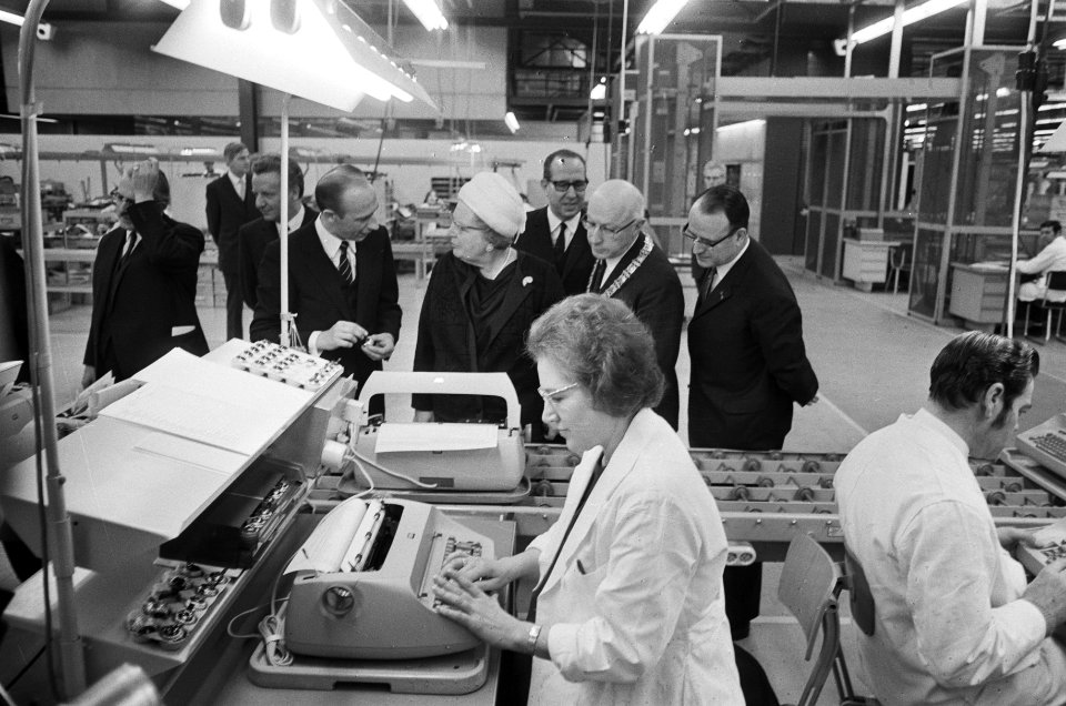 Werkbezoek van koningin Juliana aan Amsterdam koningin Juliana in IBM-fabriek , Bestanddeelnr 924-1930