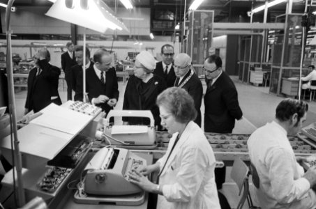Werkbezoek van koningin Juliana aan Amsterdam koningin Juliana in IBM-fabriek , Bestanddeelnr 924-1930