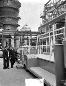 Werkbezoek Koningin aan Rotterdam (Pernis), Bestanddeelnr 907-7645