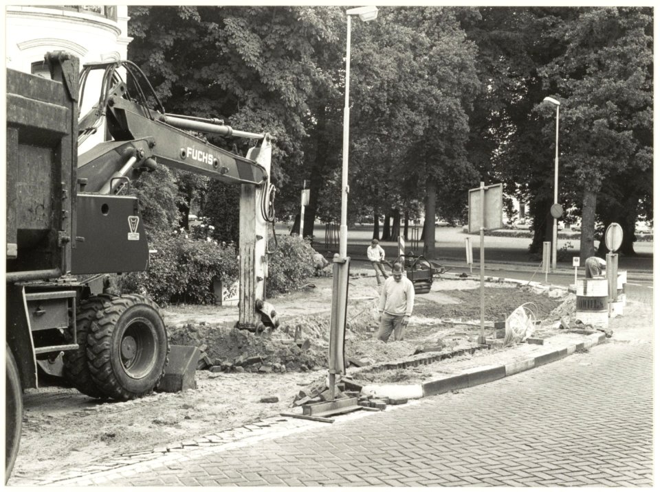 Werk aan bestrating rond het Kenaupark