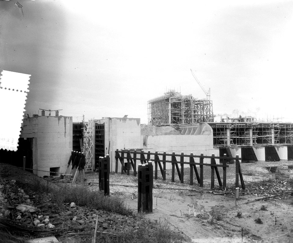 Werk aan sluiswerken Lelystad, versterken dijk, Bestanddeelnr 934-5707