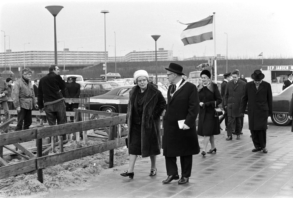Werkbezoek van koningin Juliana aan Amsterdam koningin Juliana bezoekt Bijlmerm, Bestanddeelnr 924-1955