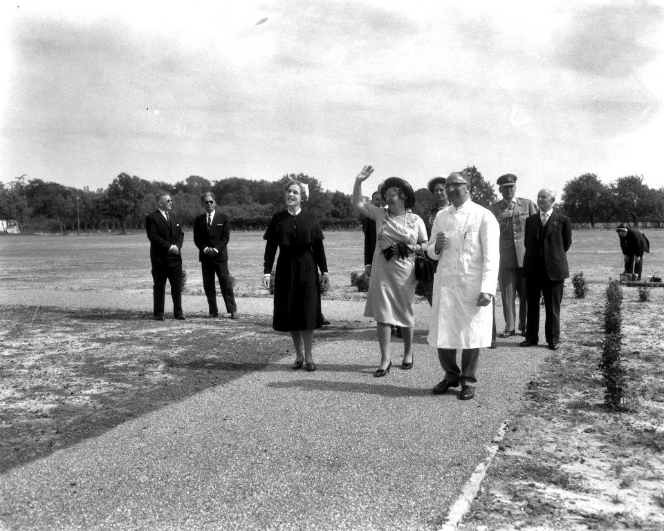 Werkbezoek van koningin aan de stad Groningen de koningin tijdens de rondgang l, Bestanddeelnr 917-8870