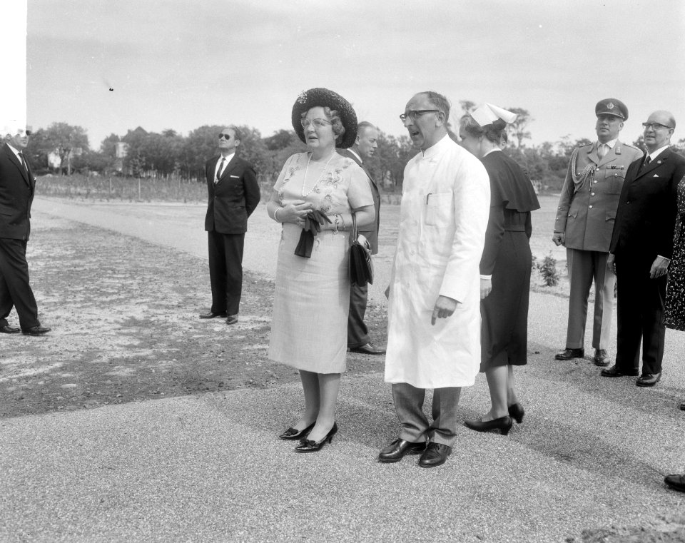 Werkbezoek van koningin aan de stad Groningen de koningin tijdens de rondgang l, Bestanddeelnr 917-8868