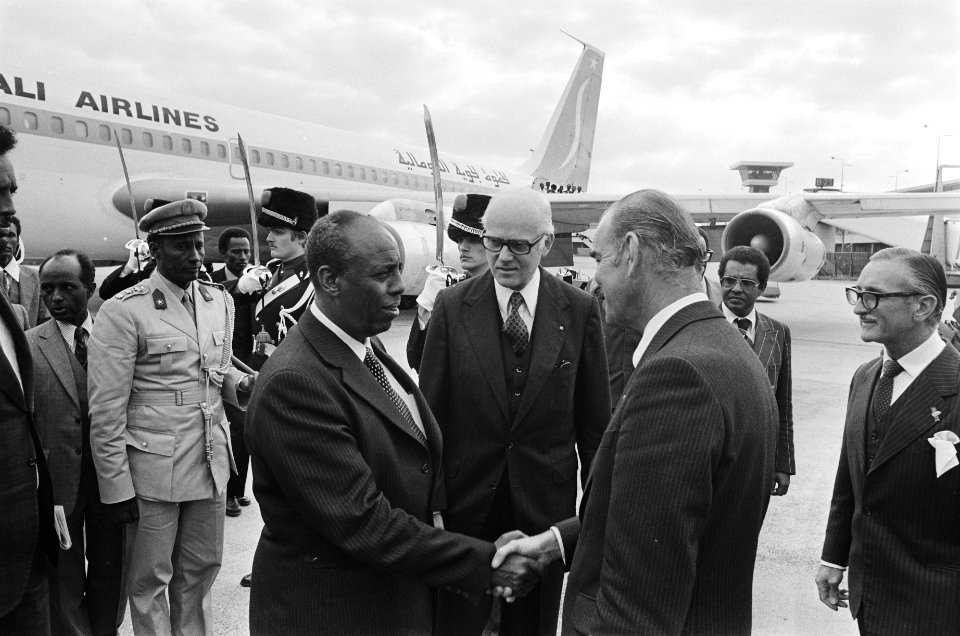 Werkbezoek Somalische president Siard Barre Barre wordt begroet door minister , Bestanddeelnr 929-8864
