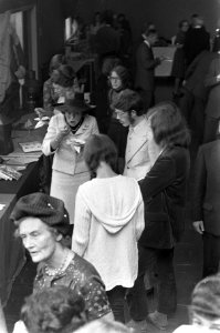 Werkbezoek Prinses Beatrix en Prins Claus aan Zuid Holland , Prinses Beatrix eet, Bestanddeelnr 925-0119