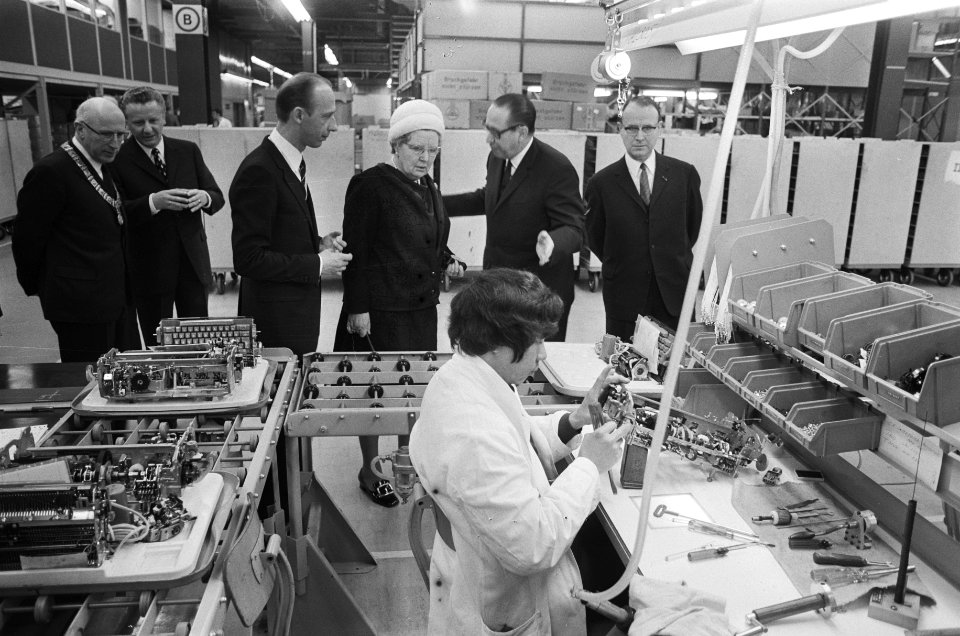 Werkbezoek van koningin Juliana aan Amsterdam koningin Juliana in IBM-fabriek , Bestanddeelnr 924-1929