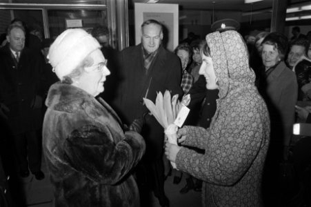 Werkbezoek van koningin Juliana aan Amsterdam bezoekt Bijlmermeer HM krijgt bl, Bestanddeelnr 924-1954