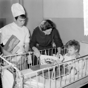 Wereldspaardag, feest in het Emmakinderziekenhuis te Amsterdam, Bestanddeelnr 914-4558