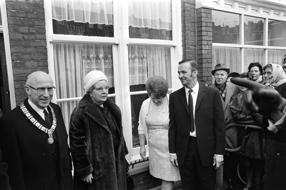 Werkbezoek van koningin Juliana aan Amsterdam koningin Juliana bezoekt Borgerst, Bestanddeelnr 924-1940