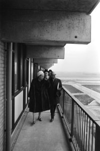 Werkbezoek van koningin Juliana aan Amsterdam bezoekt Bijlmermeer HM wandelt o, Bestanddeelnr 924-1953