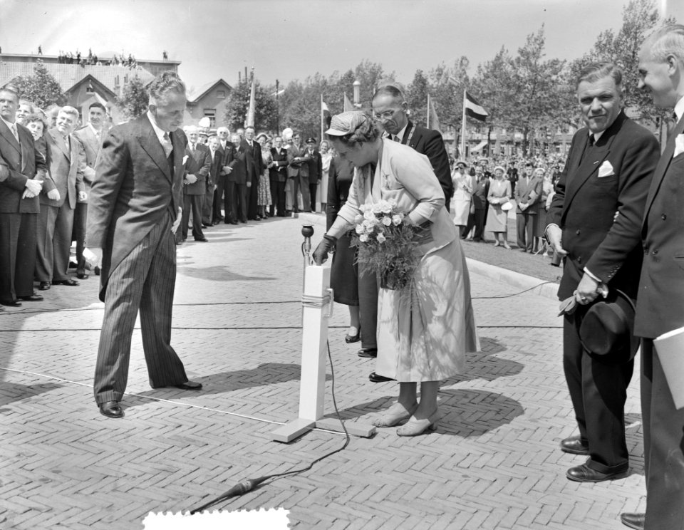 Werkbezoek koningin Juliana aan Zeeuws Vlaanderen, Braakmanpolder en Terneuzen, Bestanddeelnr 907-2026