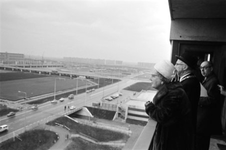 Werkbezoek van koningin Juliana aan Amsterdam koningin Juliana bezoekt Bijlmerm, Bestanddeelnr 924-1959