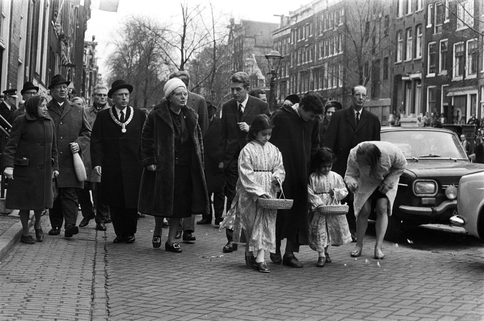 Werkbezoek van koningin Juliana aan Amsterdam bezoekt Marokkaans gezin op OZ Ac, Bestanddeelnr 924-1943