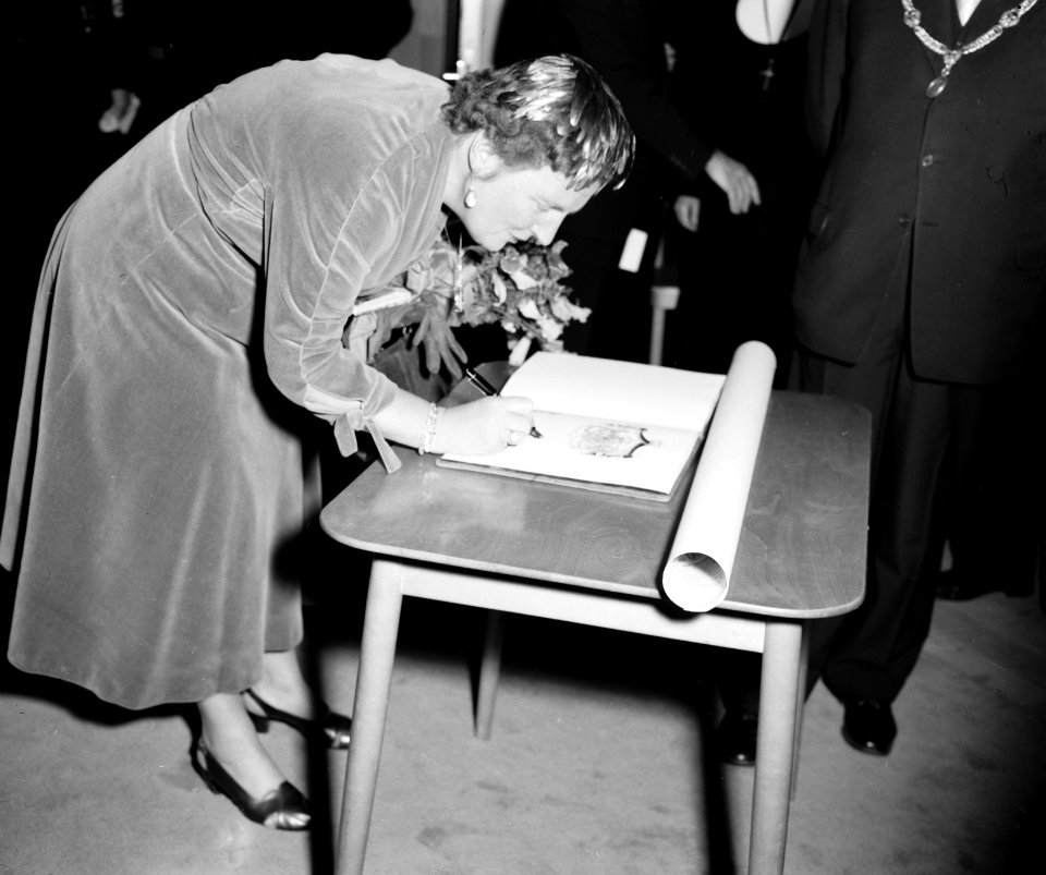 Werkbezoek Koningin Juliana aan Arnhem, opening Diaconessenhuis, Bestanddeelnr 907-4497