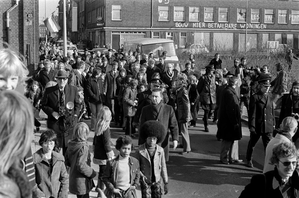 Werkbezoek koningin Juliana aan Amsterdam koningin Juliana tijdens wandeling, Bestanddeelnr 927-7694