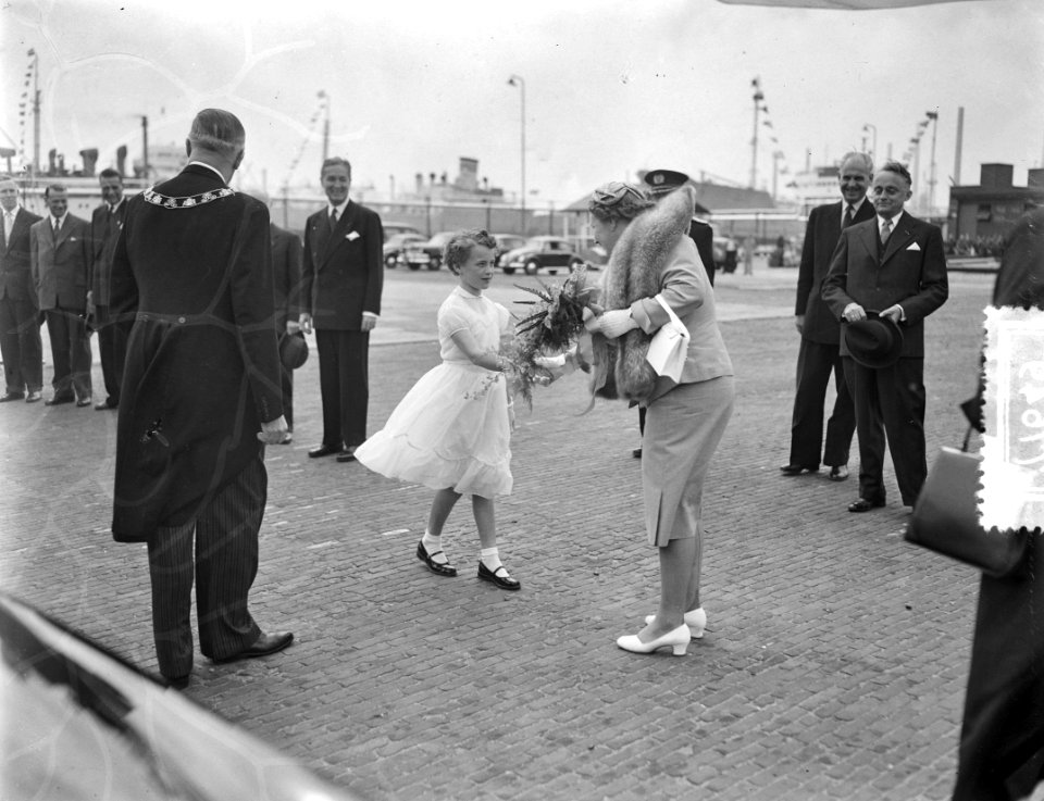 Werkbezoek Koningin aan Rotterdam (Pernis), Bestanddeelnr 907-7649
