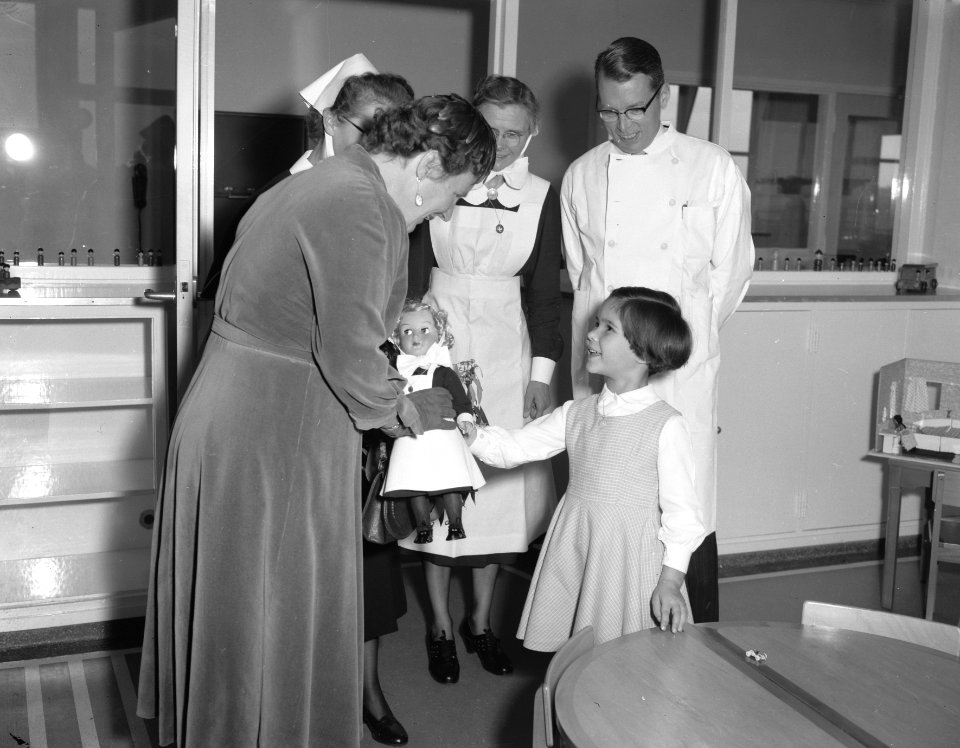 Werkbezoek Koningin Juliana aan Arnhem, opening Diaconessenhuis, Bestanddeelnr 907-4495