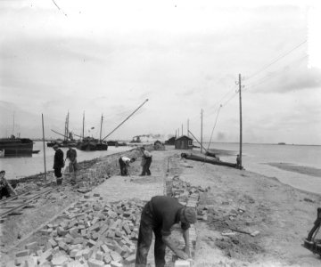 Werk aan Oosterpolder. Stratenmaker op zee, Bestanddeelnr 905-1721